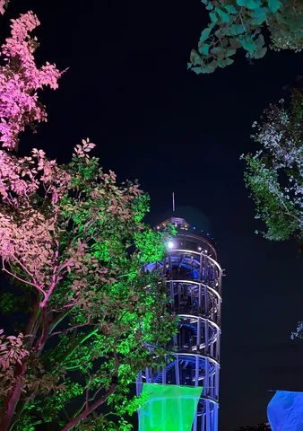 夜空に浮かぶ光の塔