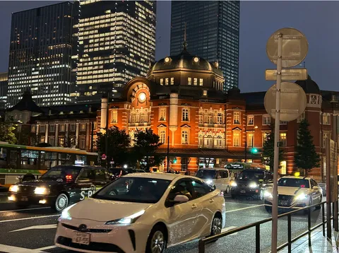 赤レンガが彩る都会の夜景