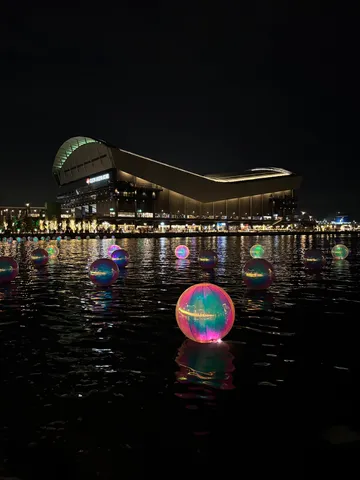 水面に浮かぶ光の球体