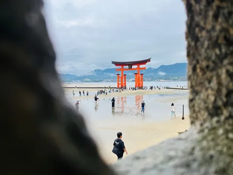 岩陰から望む朱の鳥居