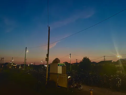 夕暮れ時の駐輪場、空のグラデーション
