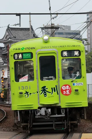 緑の車両、街をゆく