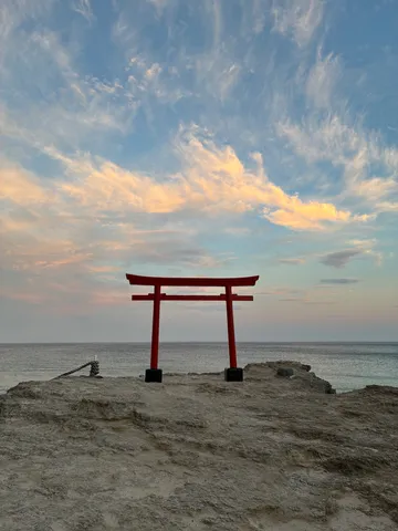 夕暮れの鳥居、海辺の静寂
