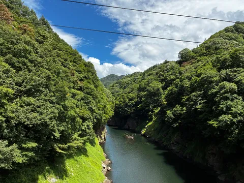 深緑の峡間を流れる川