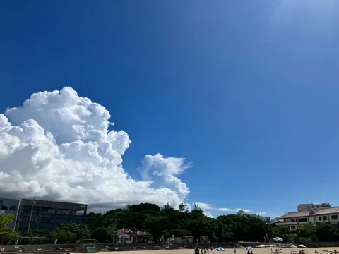 積乱雲と夏の海岸線