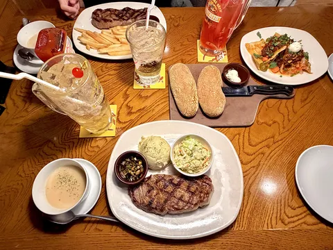 ステーキと多彩なドリンクの食卓