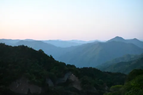 幾重にも重なる山の稜線