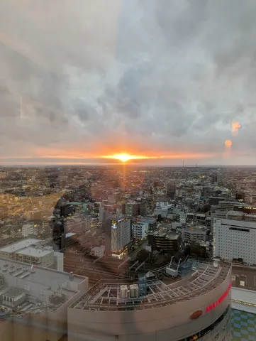 都市を彩る夕焼けの光