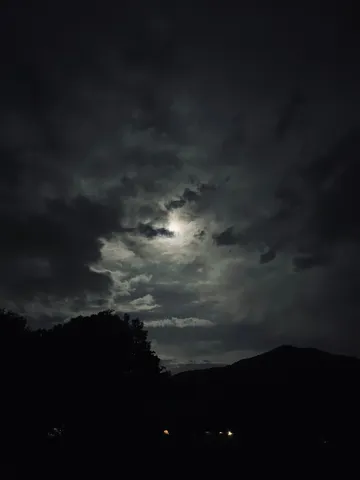 月夜の雲間に光る影