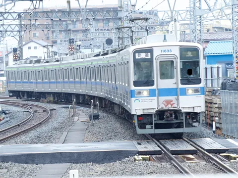 カーブを曲がる都市型電車