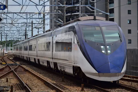 曲線が描く都会の列車