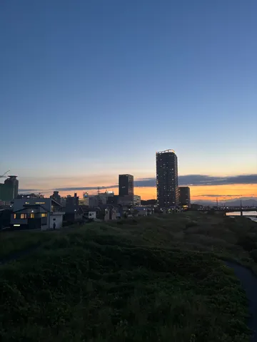 夕暮れと緑の街並み