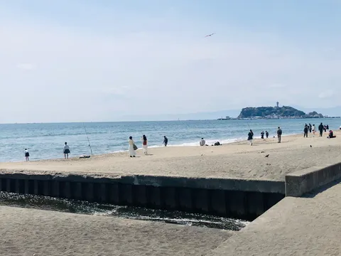 水平線に続く、穏やかな午後の潮騒