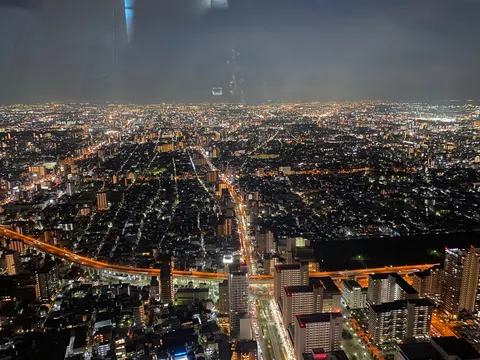 夜景の光の川を越えて