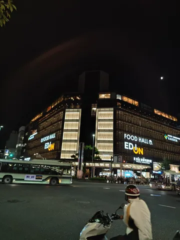 都会の夜景とネオンサイン