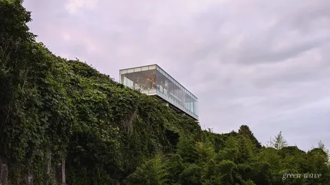 断崖に佇むガラスの建物
