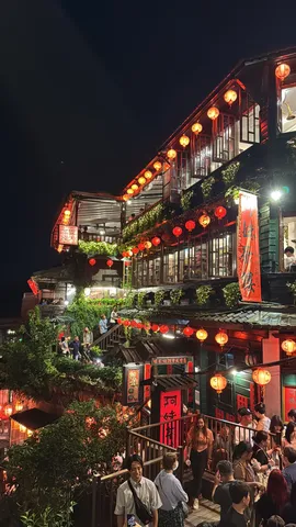 灯りが重なる夜の路地