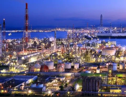 夜を彩る、煌びやかな産業の灯