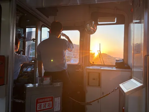 夕日と運転士のシルエット