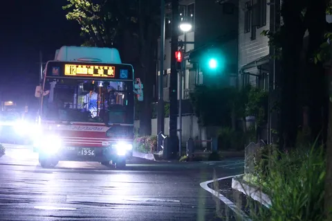 夜の街を彩るバスの輝き