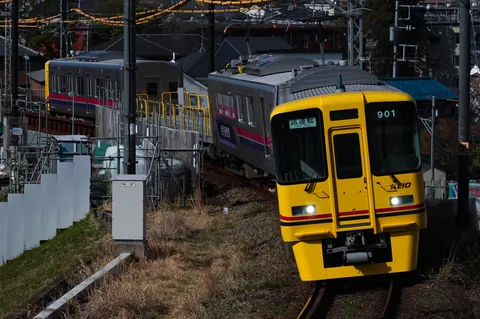 カーブを駆ける試運転列車