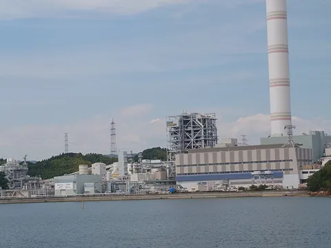 広大な工場と空のコントラスト