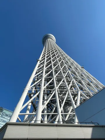 天を突く白い鉄骨