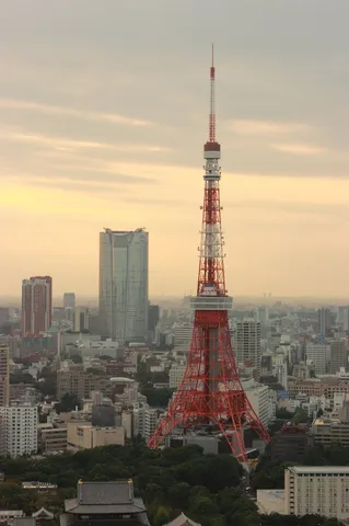 夕暮れにそびえる東京タワー
