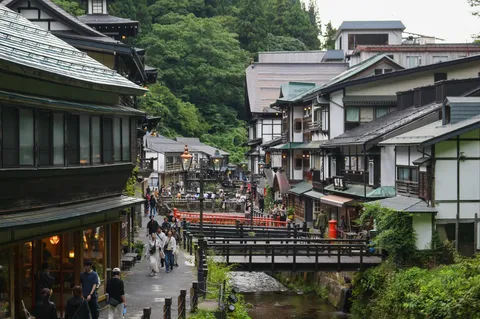 古い街並みと灯りの小運河