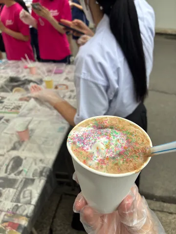 カラフルなトッピングが楽しい一杯