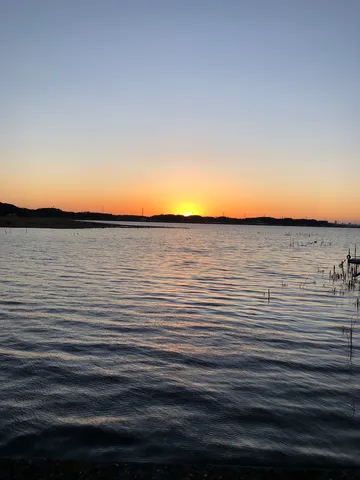 静寂に包まれた夕暮れの水辺