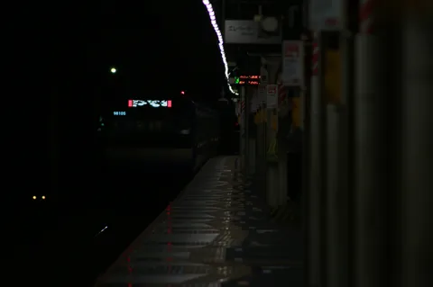夜のホームに浮かぶ線と光