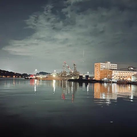 夜の港、静寂と光の饗宴