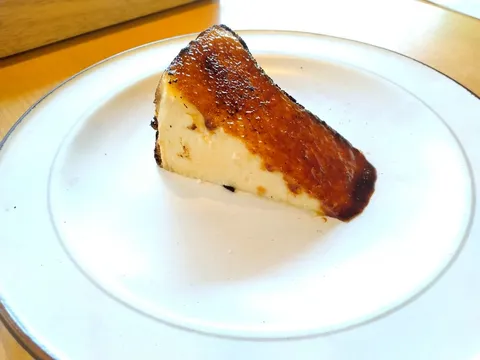 焦げ目香ばし、とろけるチーズケーキ