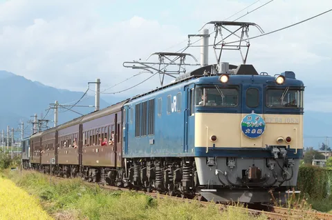 青と車窓の旅情景