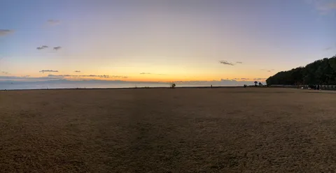 黄昏の海辺の静寂
