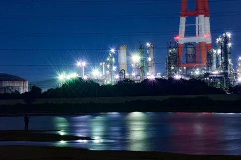夜景に映る水面の光跡