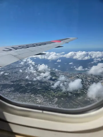 機窓から広がる海と雲の道