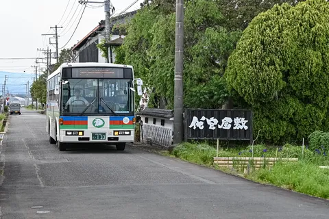 地方を走るレトロな路線バス