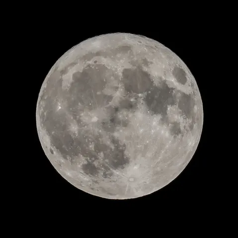 静寂の夜空に浮かぶ、満月