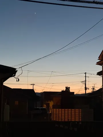 三日月と電線、黄昏の情景