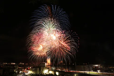都会の夜空を彩る花火