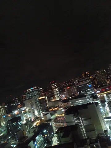 都会の夜景、灯りの粒たち