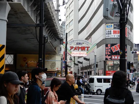 高架下の喧騒、ネオンの光