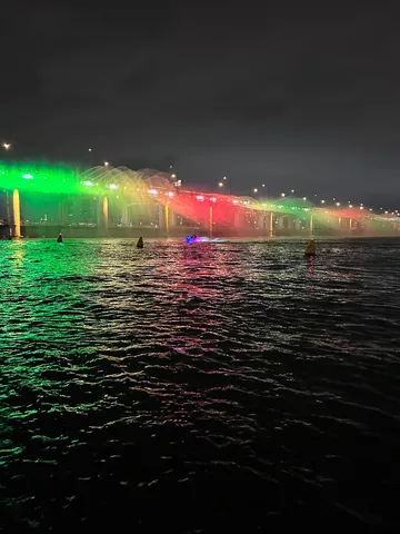 夜空に映える光のカーテン