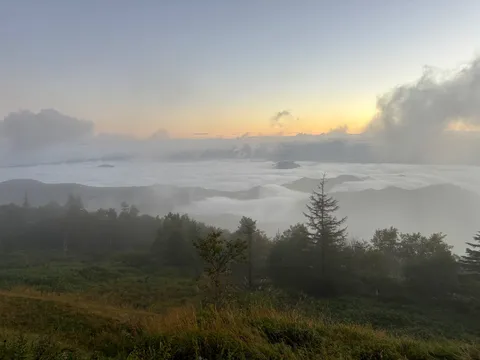 雲海の上で迎える静かな朝