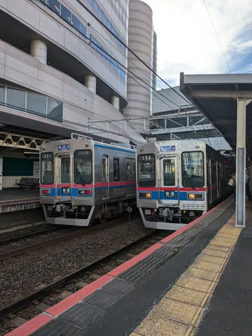 駅で電車待ち、日常の一コマ