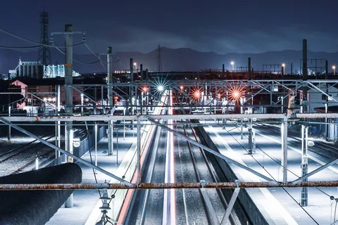夜の線路が描く光跡