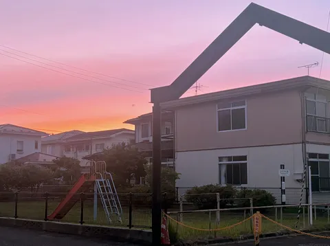 夕焼け空と子どもの遊び場