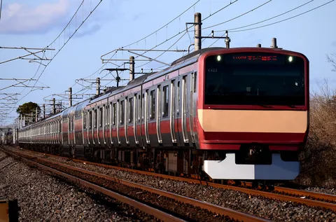 鉄路を駆ける赤い電車